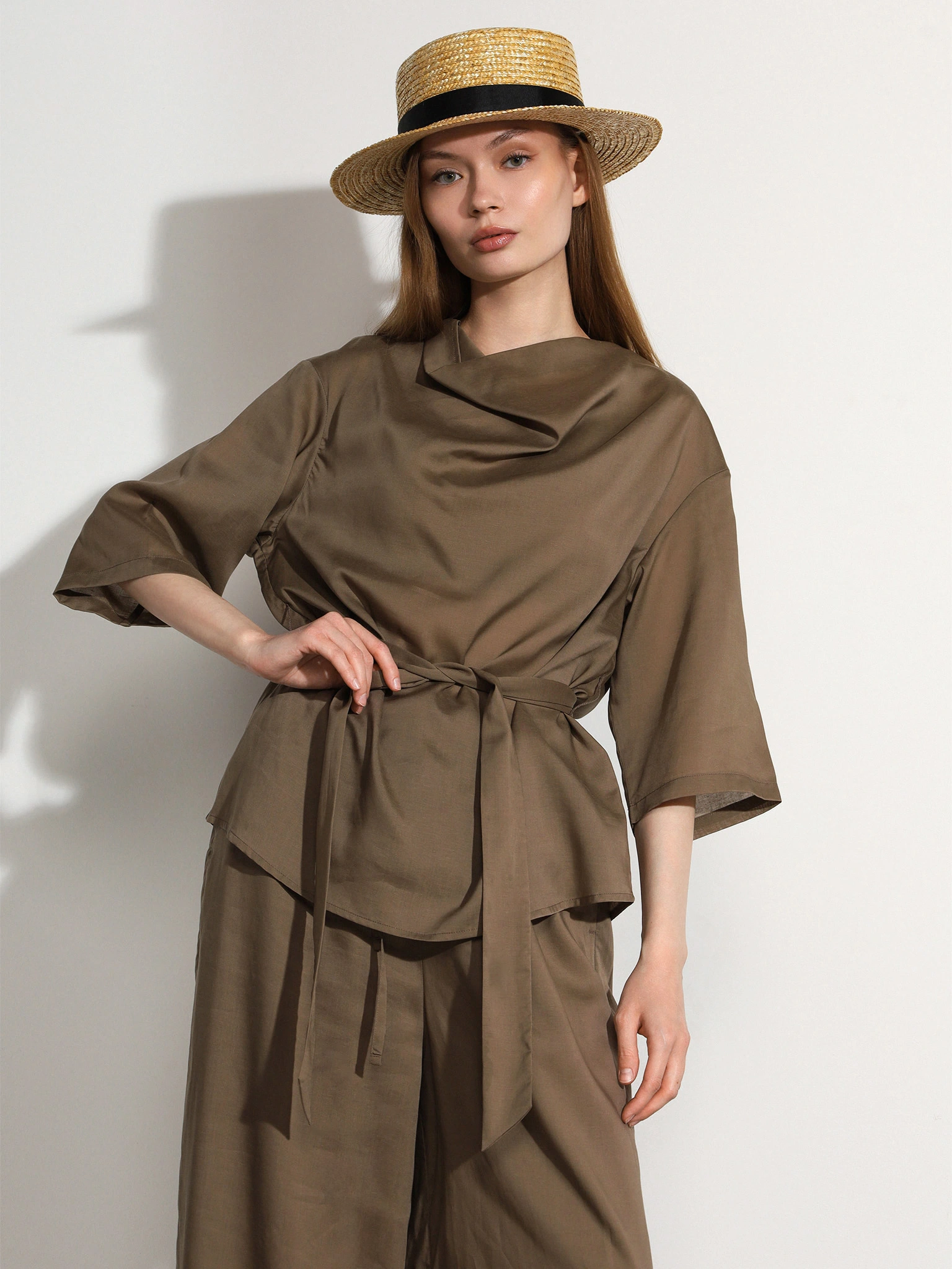 Блуза песочного цвета с поясом